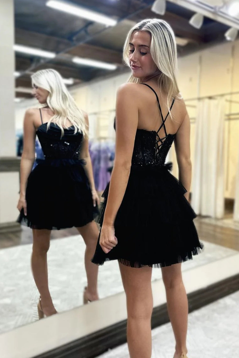 Vestido de fiesta de bienvenida con tirantes finos, corte en A, tul y corsé escalonado