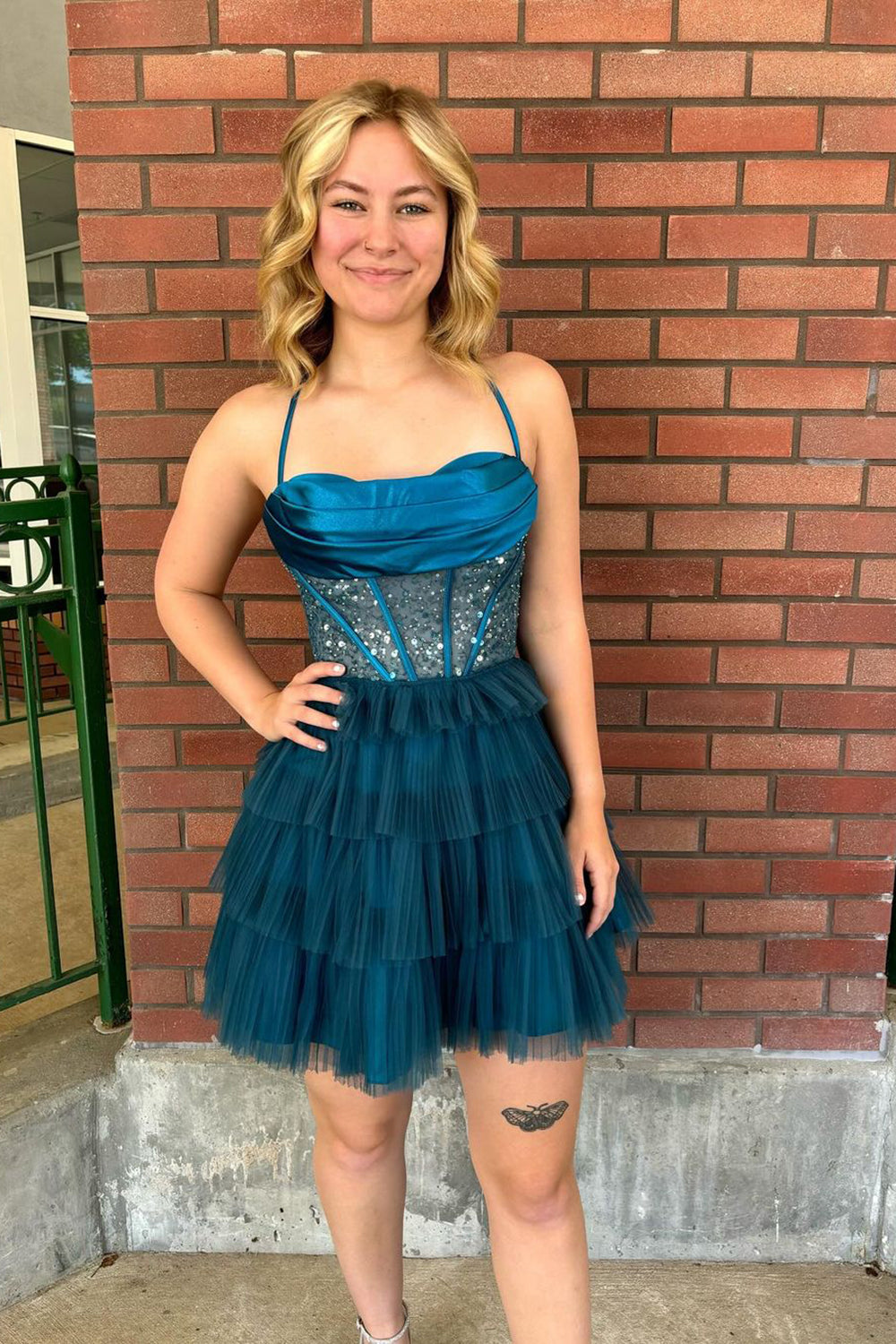 Vestido de fiesta de bienvenida con tirantes finos, corte en A, tul y corsé escalonado