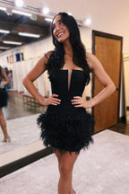 Robe de bal bustier moulante ornée de perles et de plumes