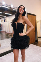 Robe de bal bustier moulante ornée de perles et de plumes