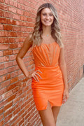 Vestido corto ajustado tipo corsé con tirantes finos y pedrería para baile de bienvenida.