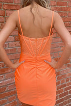 Vestido corto ajustado tipo corsé con tirantes finos y pedrería para baile de bienvenida.