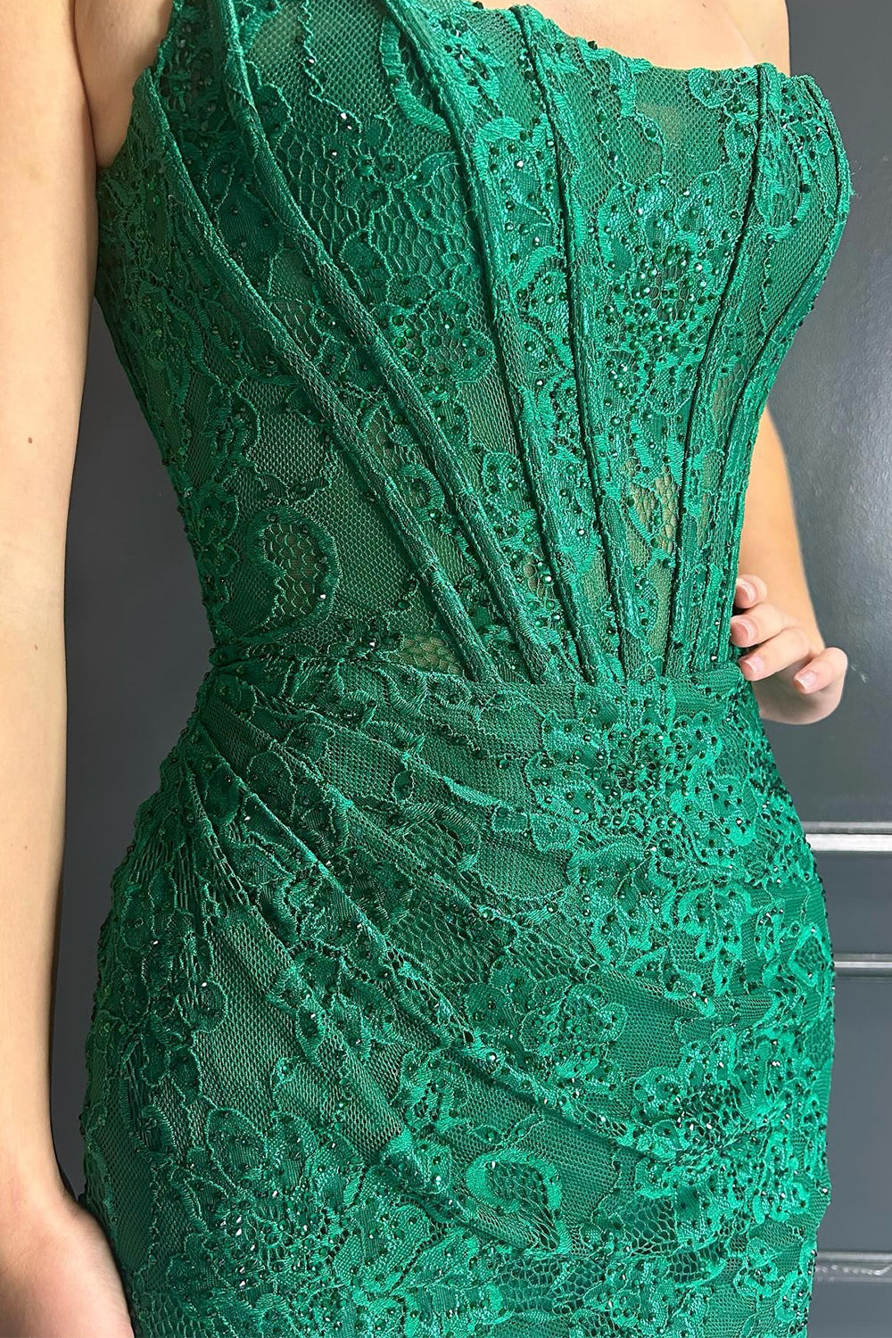 Vestido corto de fiesta ajustado de encaje sin tirantes con corsé