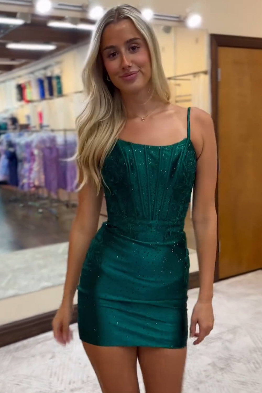 Vestido de fiesta ajustado de satén con corsé y tirantes finos, adornado con cuentas.