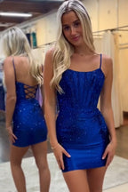 Vestido de fiesta ajustado de satén con corsé y tirantes finos, adornado con cuentas.