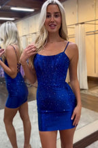 Vestido de fiesta ajustado de satén con corsé y tirantes finos, adornado con cuentas.