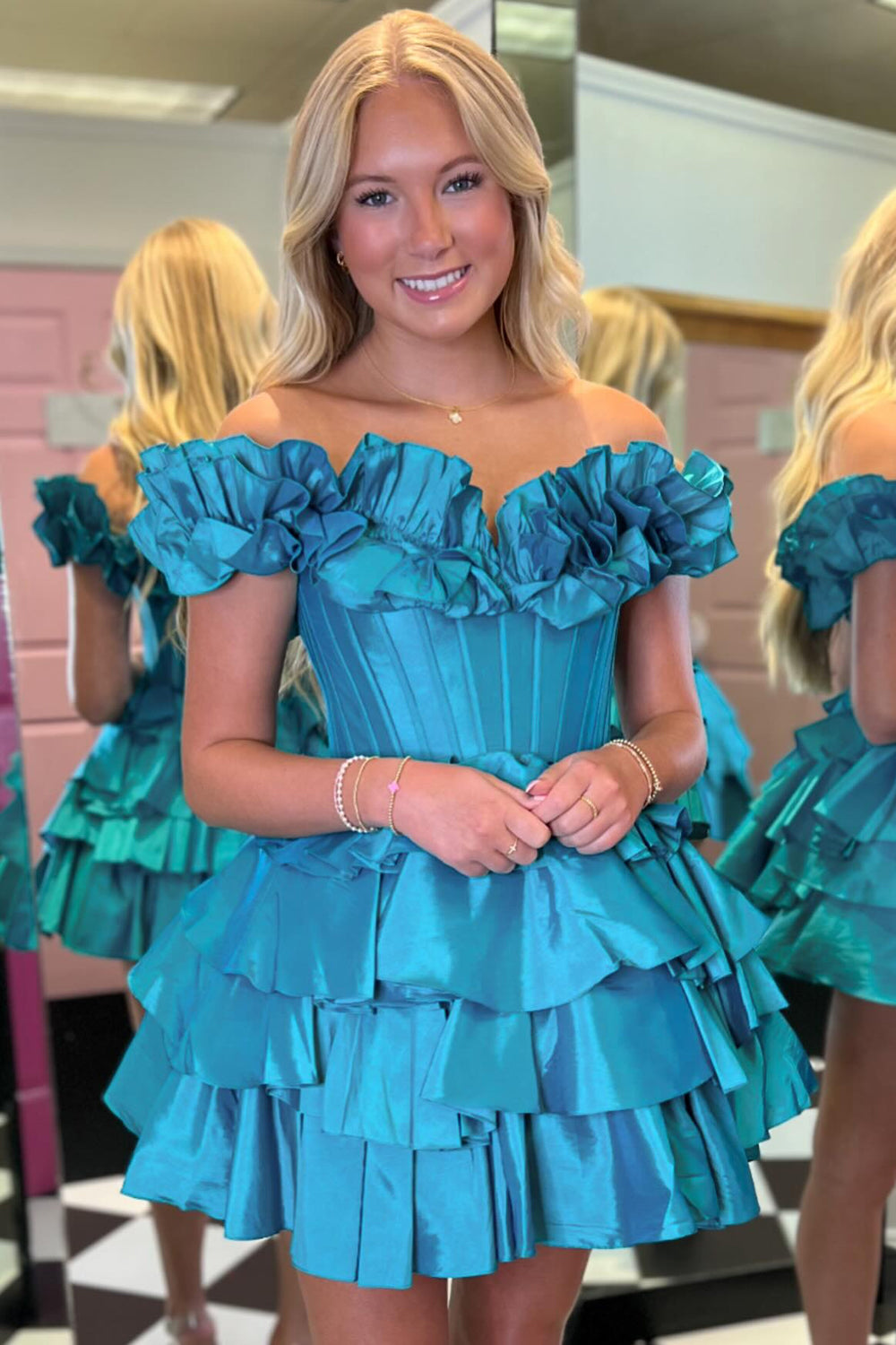 Robe de bal courte bustier dorée à épaules dénudées et à volants