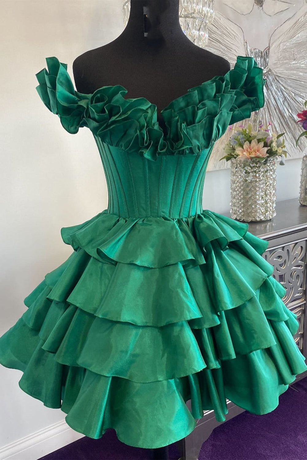 Robe de bal courte bustier dorée à épaules dénudées et à volants
