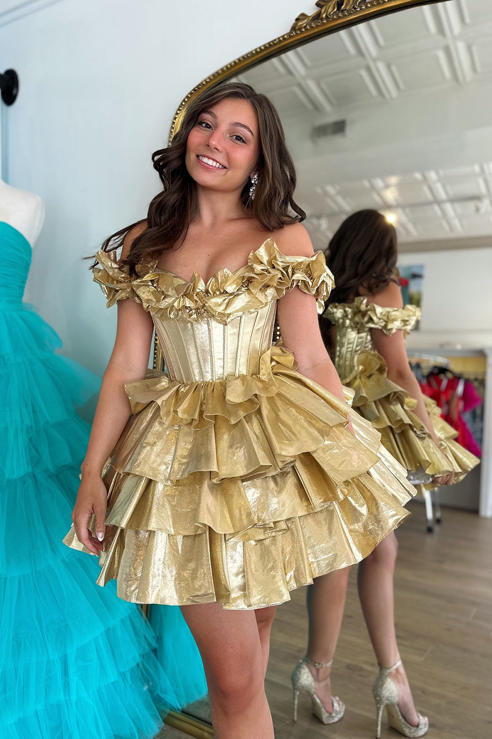 Robe de bal courte bustier dorée à épaules dénudées et à volants