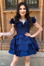 Robe de bal courte bustier dorée à épaules dénudées et à volants