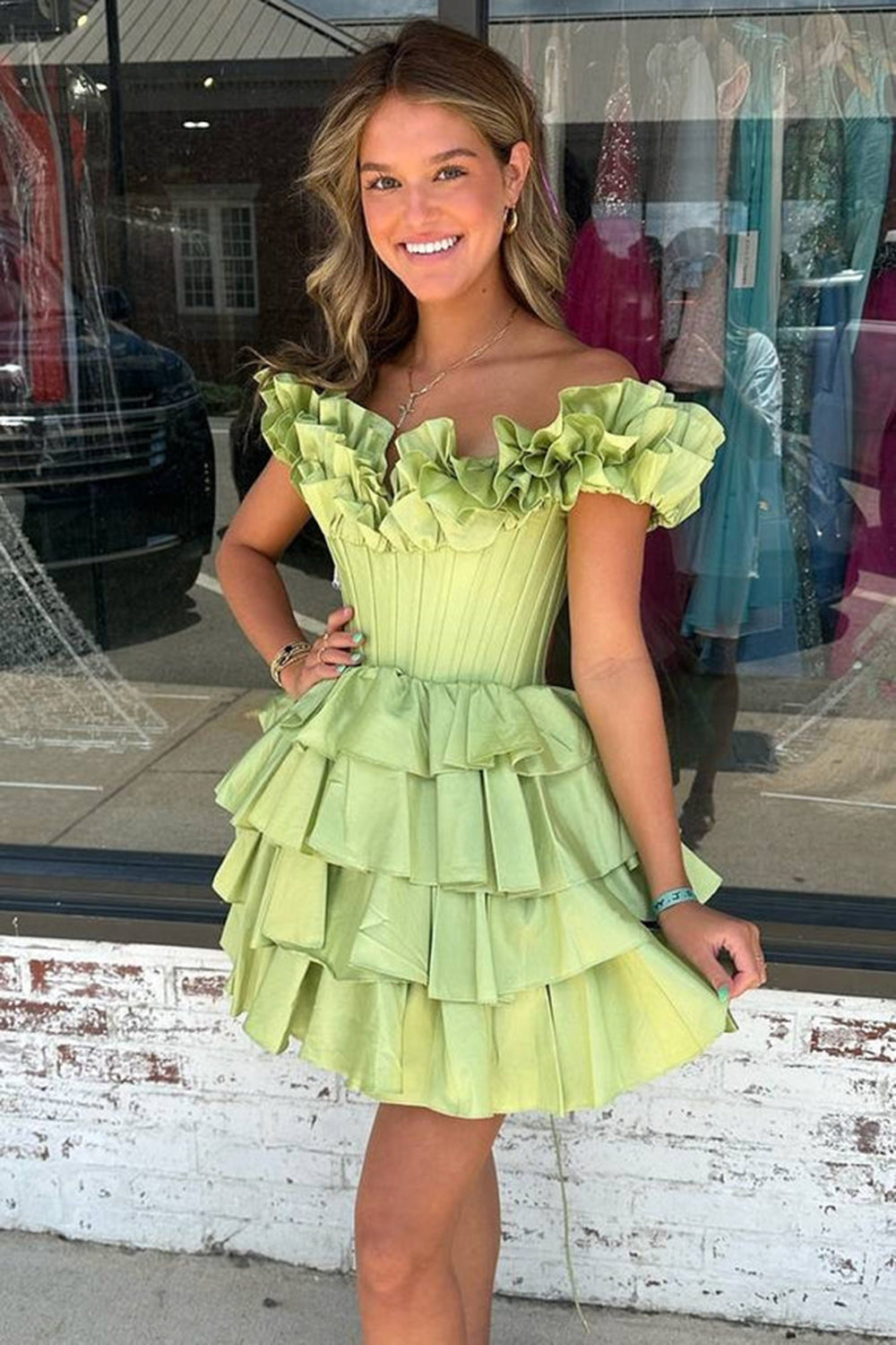 Robe de bal courte bustier dorée à épaules dénudées et à volants