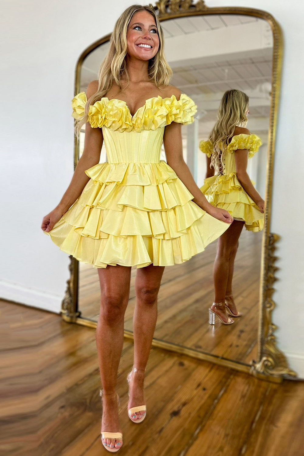 Robe de bal courte bustier dorée à épaules dénudées et à volants