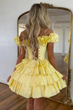 Robe de bal courte bustier dorée à épaules dénudées et à volants