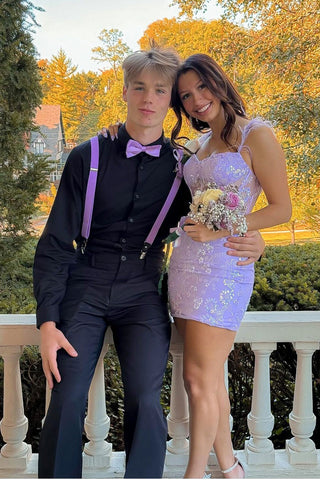 Robe de bal courte moulante à bretelles spaghetti et sequins, ornée d'un corset et de plumes.