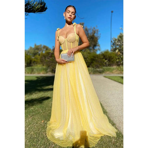 Robe de bal longue en tulle jaune à bretelles spaghetti et décolleté en cœur 