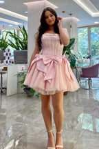 Robe de bal courte bustier en tulle, coupe trapèze, avec nœud.