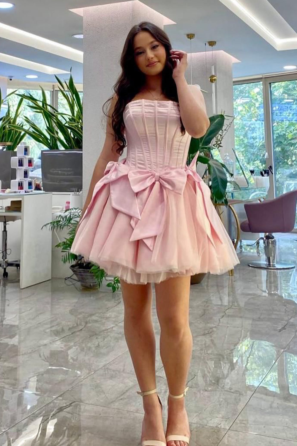 Vestido corto de fiesta de bienvenida sin tirantes, de tul, corte en A, con corsé y lazo.