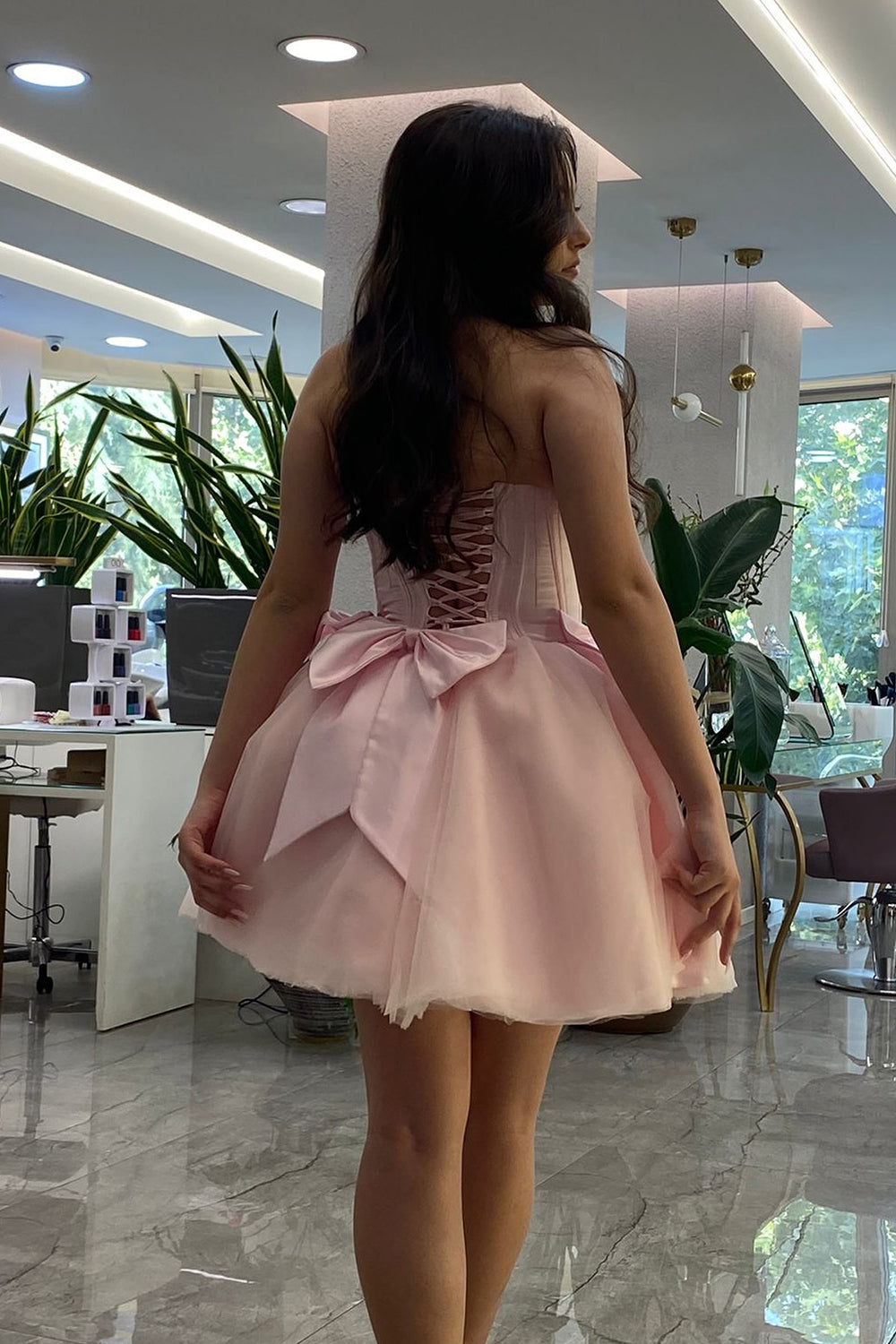 Vestido corto de fiesta de bienvenida sin tirantes, de tul, corte en A, con corsé y lazo.
