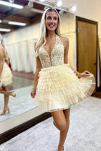 Vestido de fiesta gris de corte línea A con cuello halter, tul escalonado y apliques