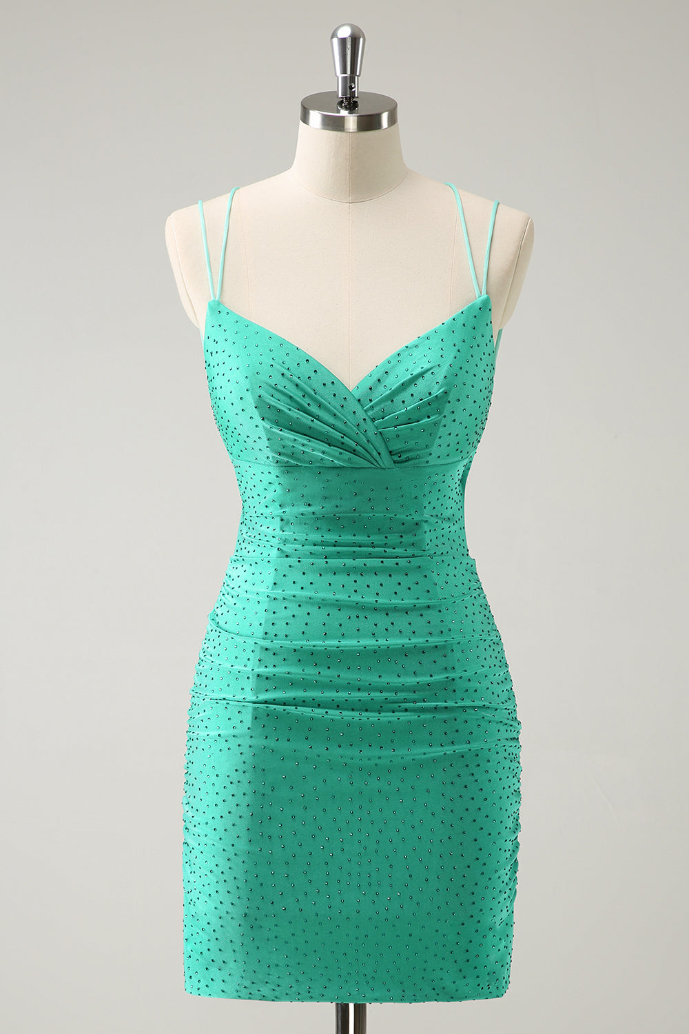 Robe de bal moulante à fines bretelles pailletées et perles