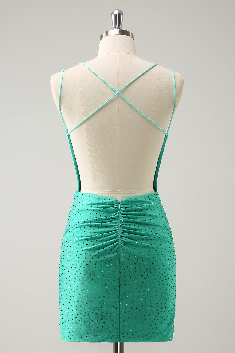 Robe de bal moulante à fines bretelles pailletées et perles