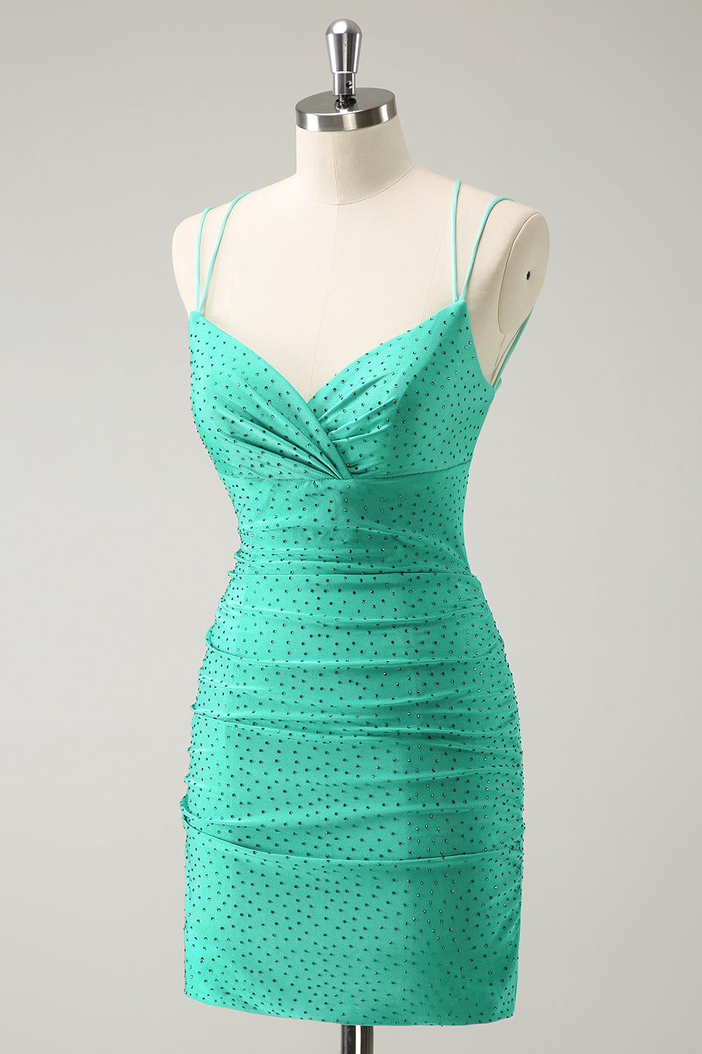 Robe de bal moulante à fines bretelles pailletées et perles