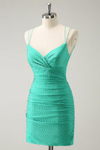 Robe de bal moulante à fines bretelles pailletées et perles