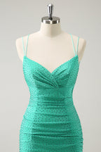 Robe de bal moulante à fines bretelles pailletées et perles