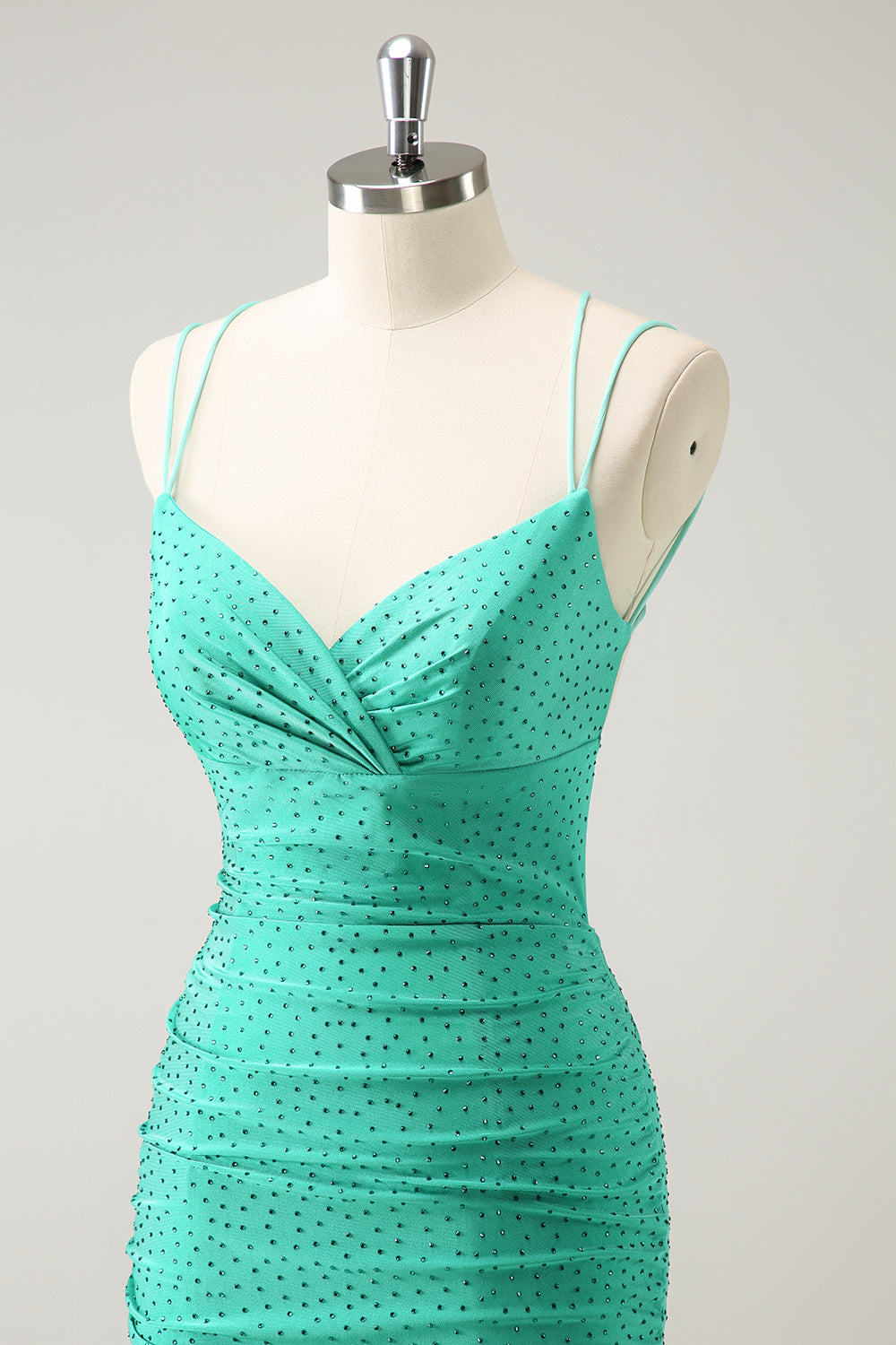 Robe de bal moulante à fines bretelles pailletées et perles