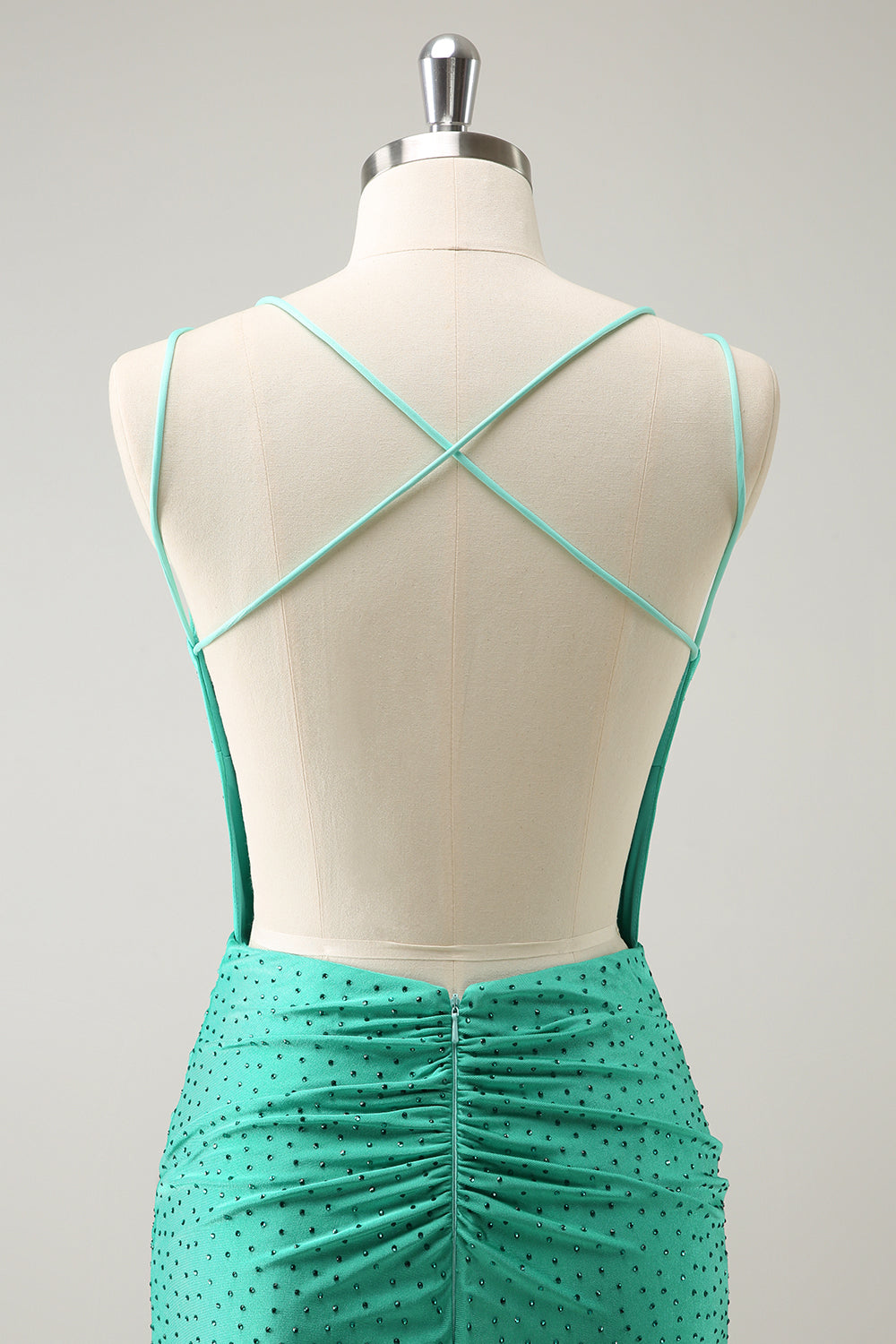 Robe de bal moulante à fines bretelles pailletées et perles