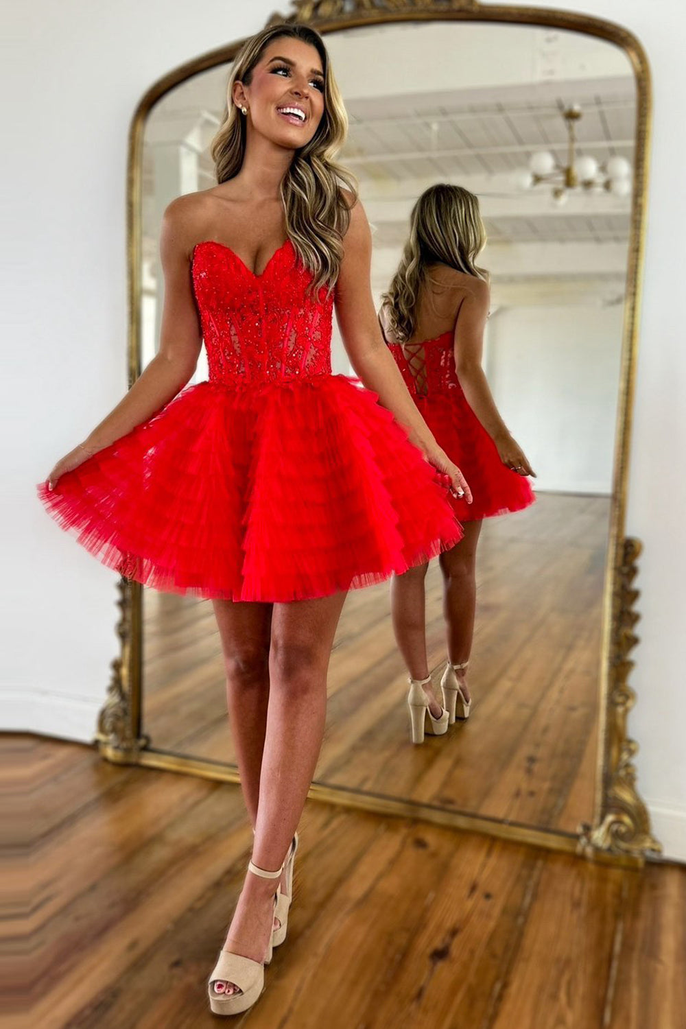 Robe de bal courte trapèze en tulle à volants et décolleté en cœur, ornée d'appliqués