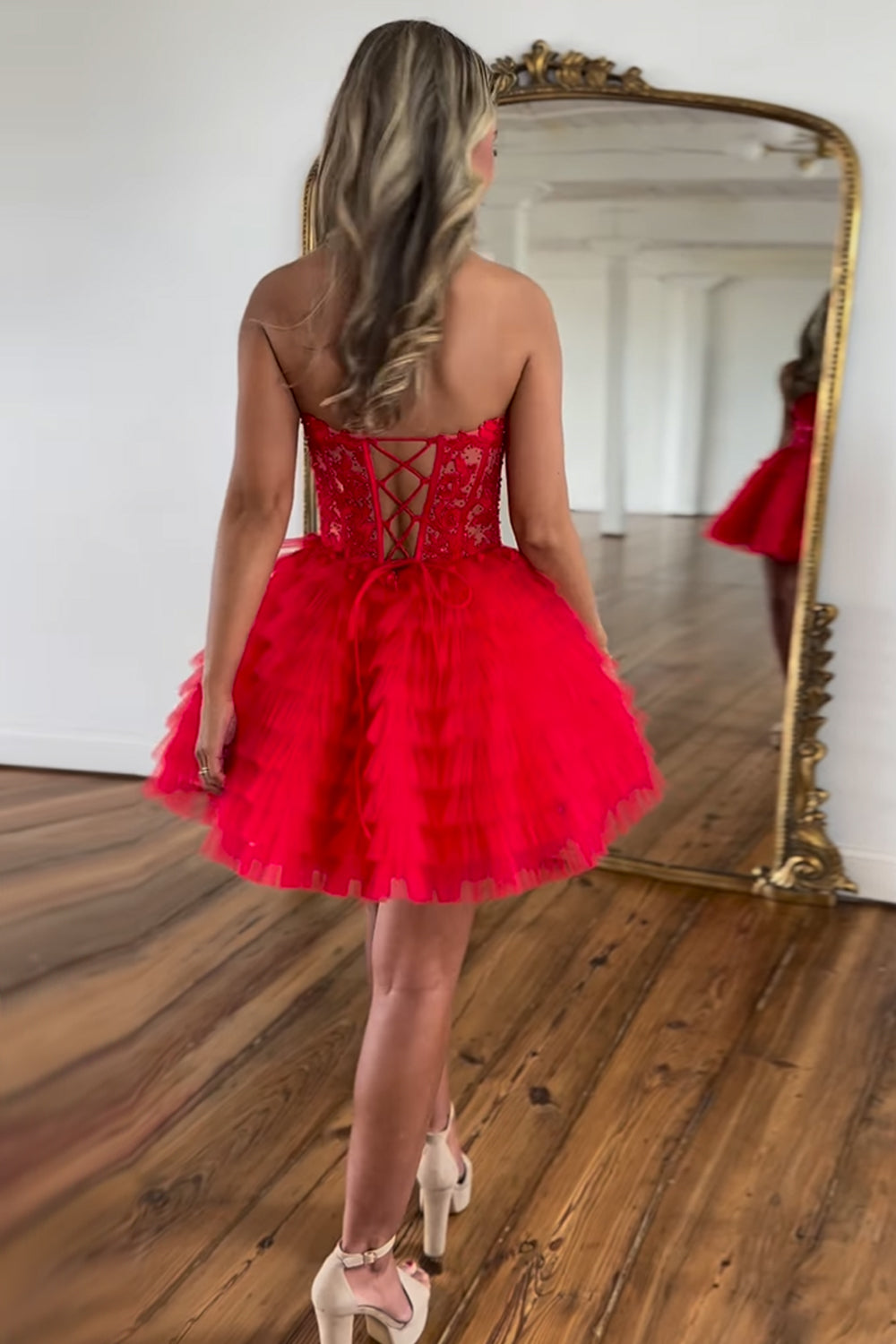 Robe de bal courte trapèze en tulle à volants et décolleté en cœur, ornée d'appliqués