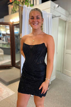 Robe de bal moulante sans bretelles à paillettes et corset court froncé ornée de perles