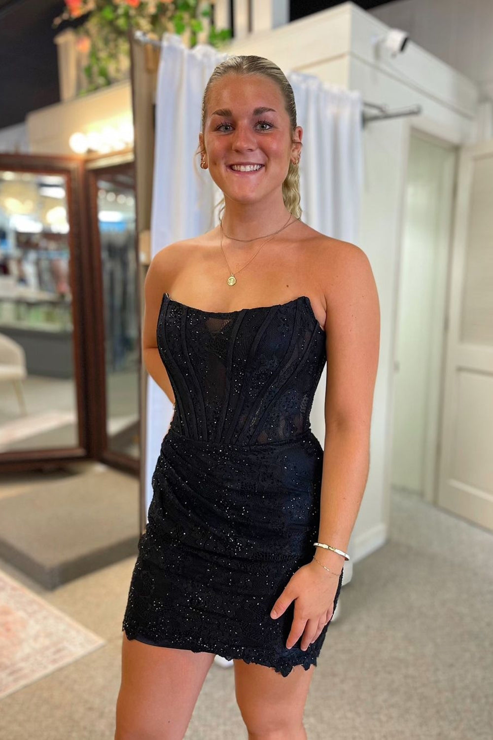 Robe de bal moulante sans bretelles à paillettes et corset court froncé ornée de perles