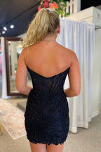 Robe de bal moulante sans bretelles à paillettes et corset court froncé ornée de perles