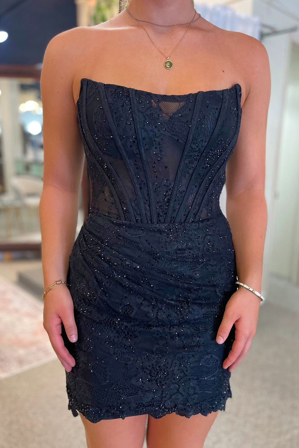 Robe de bal moulante sans bretelles à paillettes et corset court froncé ornée de perles
