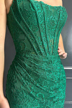 Robe de bal moulante sans bretelles à paillettes et corset court froncé ornée de perles