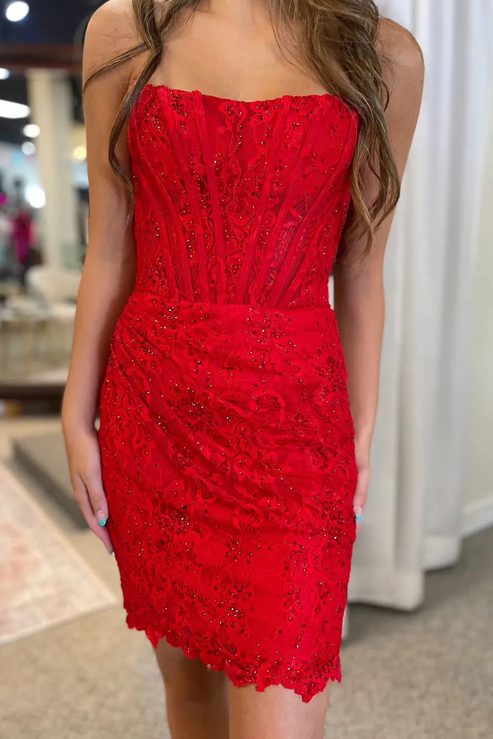 Robe de bal moulante sans bretelles à paillettes et corset court froncé ornée de perles