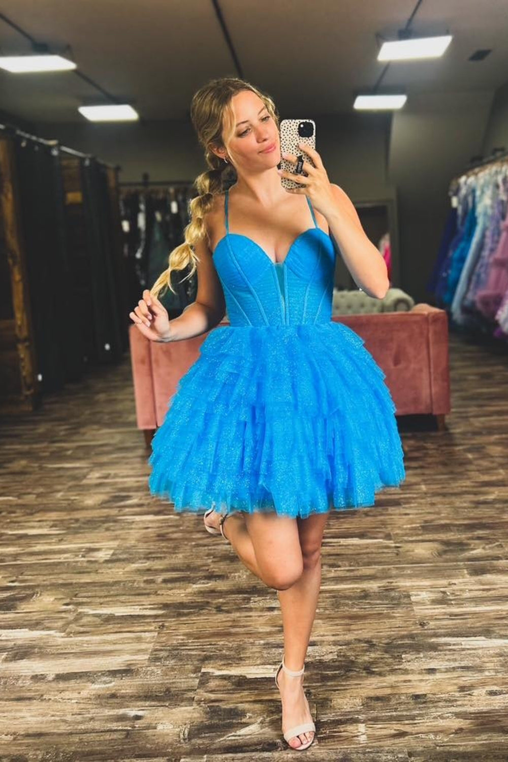 Vestido corto de fiesta con tirantes finos, corte en A, tul y corsé escalonado