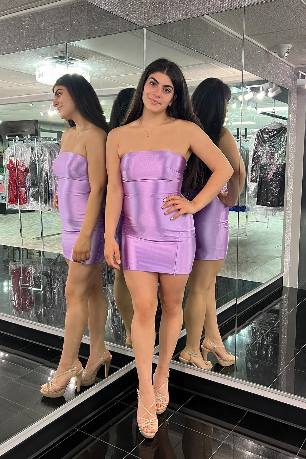 Vestido corto de fiesta ajustado de satén sin tirantes con corsé