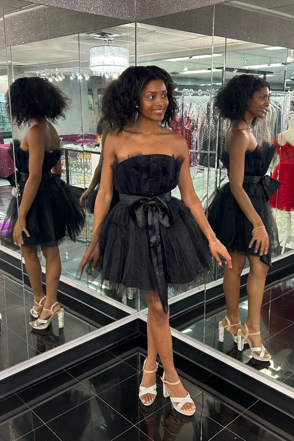 Vestido corto de fiesta de bienvenida sin tirantes, de tul, corte en A, con corsé y lazo.