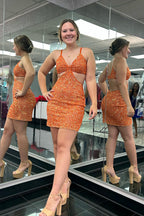 Vestido corto de fiesta con tirantes finos brillantes y lentejuelas