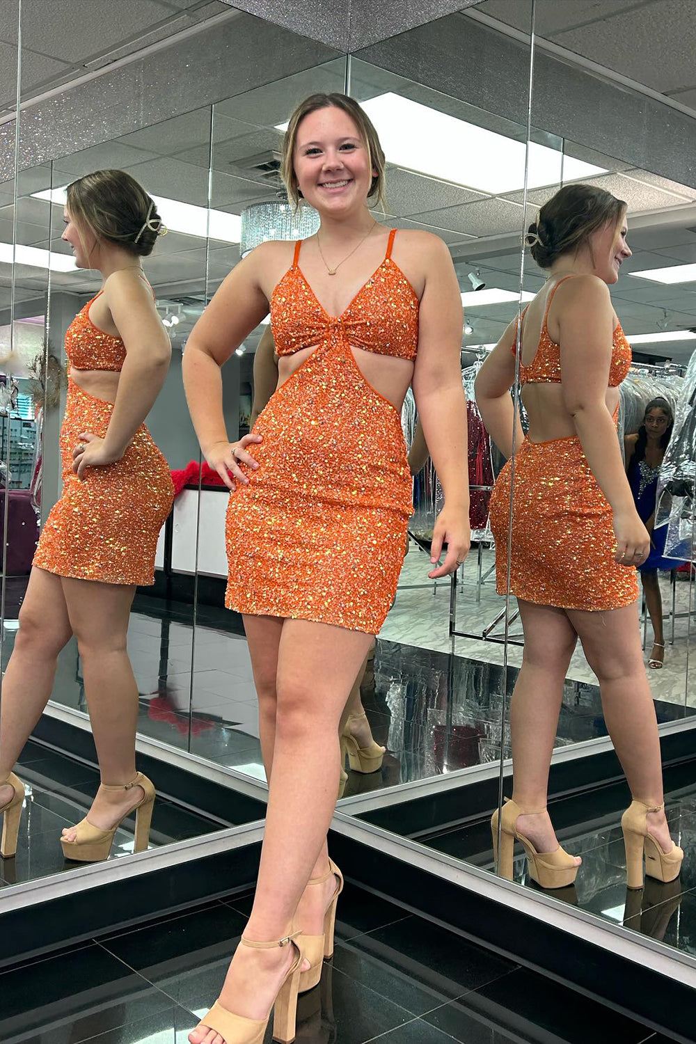 Vestido corto de fiesta con tirantes finos brillantes y lentejuelas