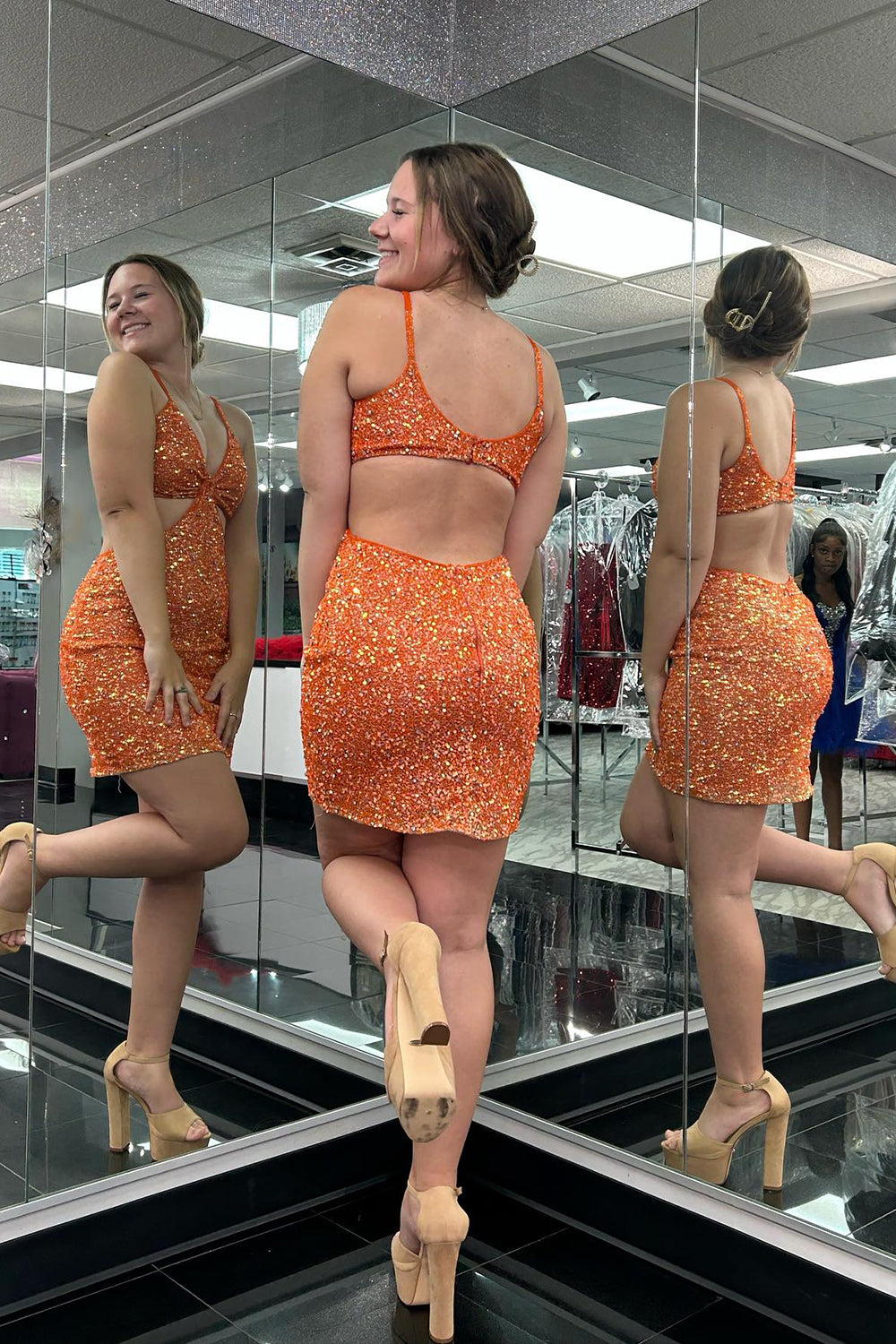 Vestido corto de fiesta con tirantes finos brillantes y lentejuelas