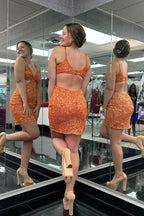 Vestido corto de fiesta con tirantes finos brillantes y lentejuelas