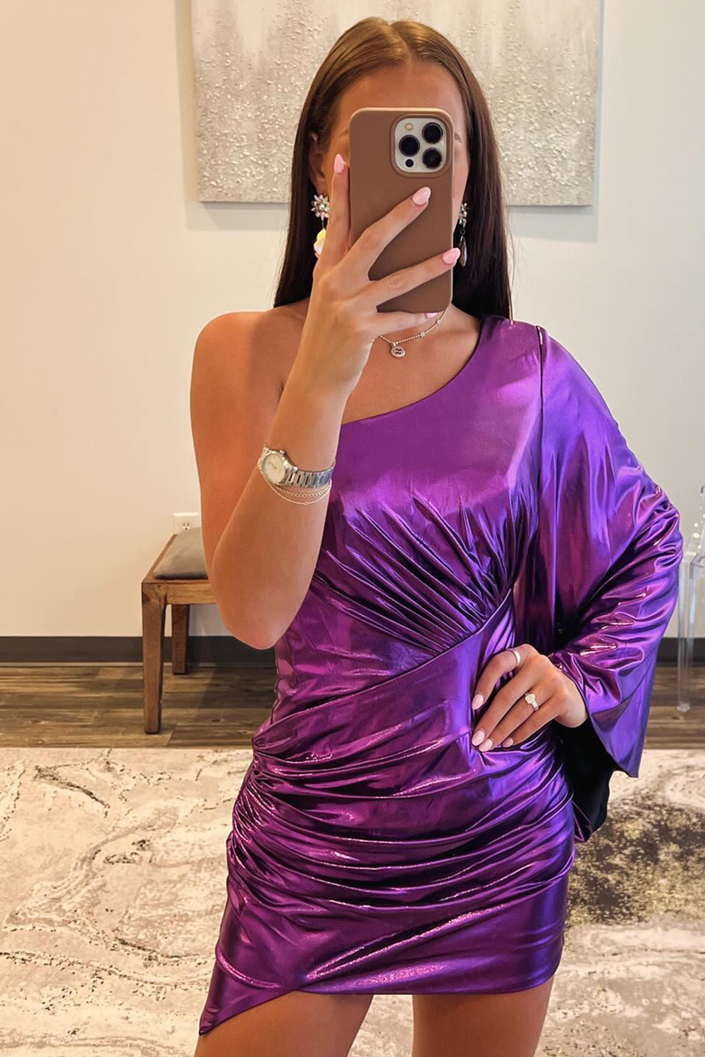 Vestido corto ajustado de fiesta con un solo hombro y fruncido metálico