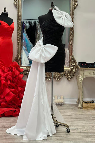 Robe de bal courte moulante asymétrique en satin avec nœud.