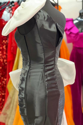 Robe de bal courte moulante asymétrique en satin avec nœud.