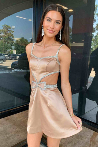 Vestido corto de fiesta de bienvenida, corte en A, con tirantes finos, color fucsia brillante y detalles de pedrería.