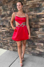 Robe de bal courte fuchsia à fines bretelles et coupe trapèze, ornée de perles